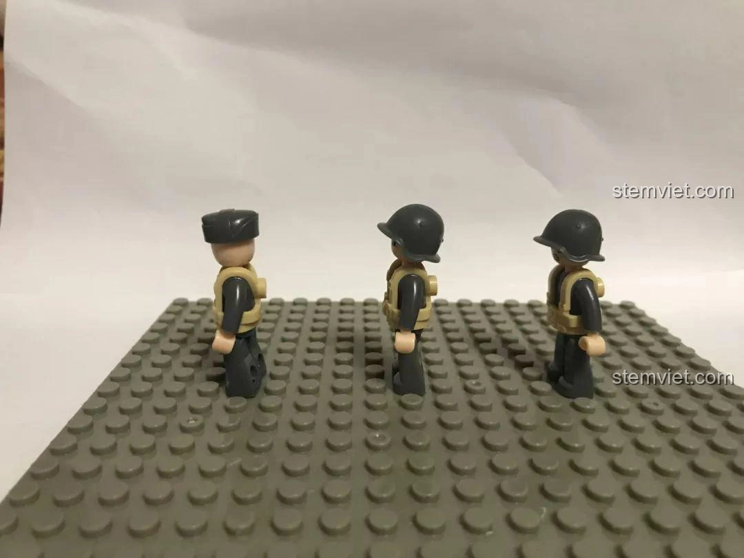 Cảnh quan chiến trường với xe tăng và các công trình của bộ lắp ráp Sluban M38B0713 mô hình xe tăng Thế chiến II, thể hiện tính đa dạng.