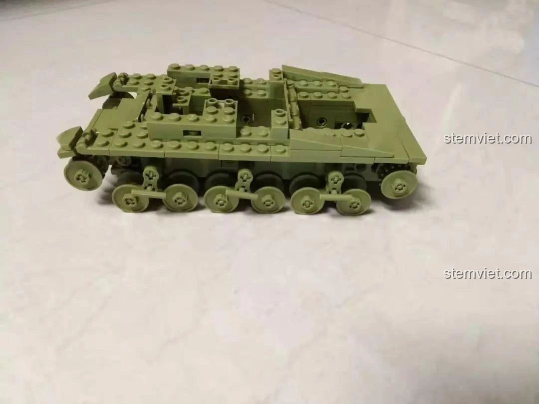 Xe tăng của bộ lắp ráp Sluban M38B0713 mô hình xe tăng Thế chiến II đang trong quá trình hoàn thiện, với các chi tiết vỏ ngoài.