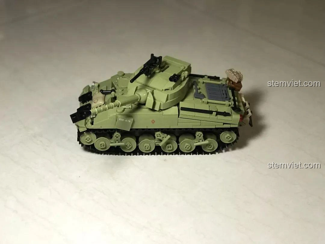 Toàn bộ khung cảnh trận chiến El Alamein của bộ lắp ráp Sluban M38B0713 mô hình xe tăng Thế chiến II, với xe tăng và các công trình.