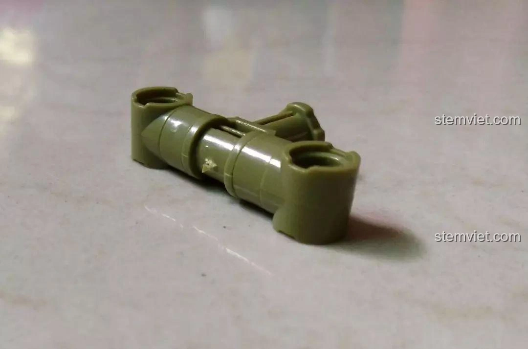 Cận cảnh một mảnh ghép đặc biệt của bộ lắp ráp Sluban M38B0713 mô hình xe tăng Thế chiến II, thể hiện chi tiết thiết kế.