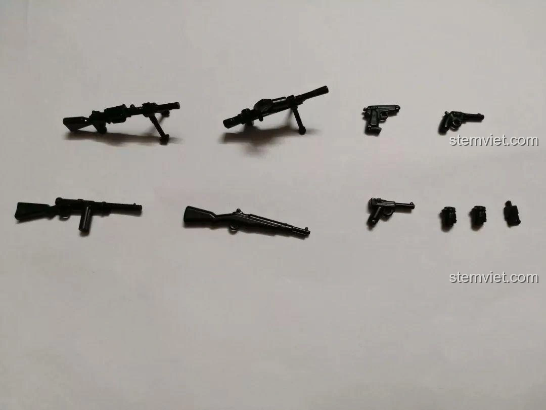 Cận cảnh quá trình lắp ráp bộ Sluban M38B0713 mô hình xe tăng Thế chiến II, bé đang tập trung ghép các mảnh.