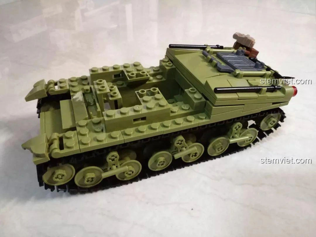 Tháp pháo của xe tăng Sherman Firefly trong bộ lắp ráp Sluban M38B0713 mô hình xe tăng Thế chiến II, với nòng súng dài.