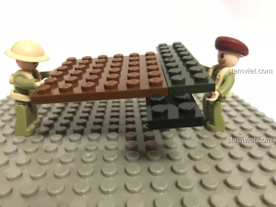 Kiểm tra độ tương thích của mảnh ghép Sluban M38B0713 với các thương hiệu khác, cho thấy khả năng kết nối tốt.