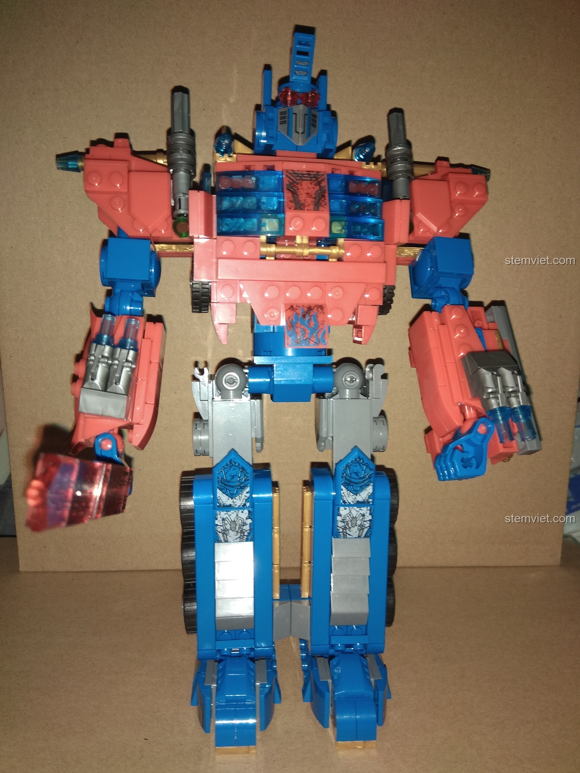 Mô hình Robot Optimus Prime SY951 hoàn chỉnh nhìn từ phía trước. Cảm nhận SY 951 Thủ lĩnh Autobot Optimus Prime sau khi lắp.