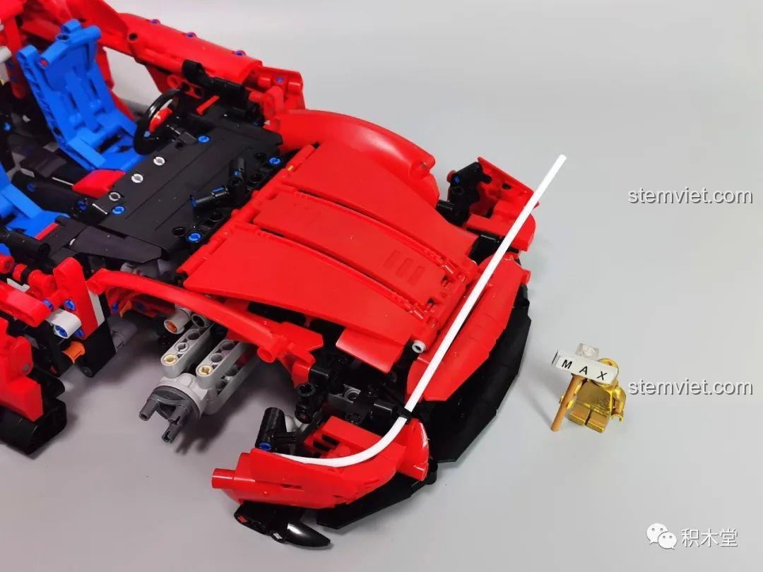 Cửa xe của mô hình Taigaole T5032 Ferrari Daytona SP3 đang mở lên, thể hiện tính năng cánh chim độc đáo.