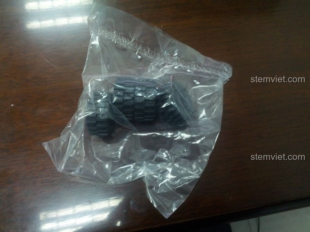 Túi chứa các bánh xe lớn và hầm hố của bộ lắp ráp WANGE 51011 Xe Tuần Tra Cảnh Sát, sẵn sàng cho mọi địa hình.