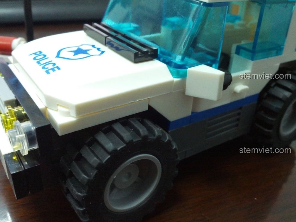 Cận cảnh phần đầu của mô hình Xe Tuần Tra Cảnh Sát WANGE 51011, với đèn pha, lưới tản nhiệt và logo POLICE.