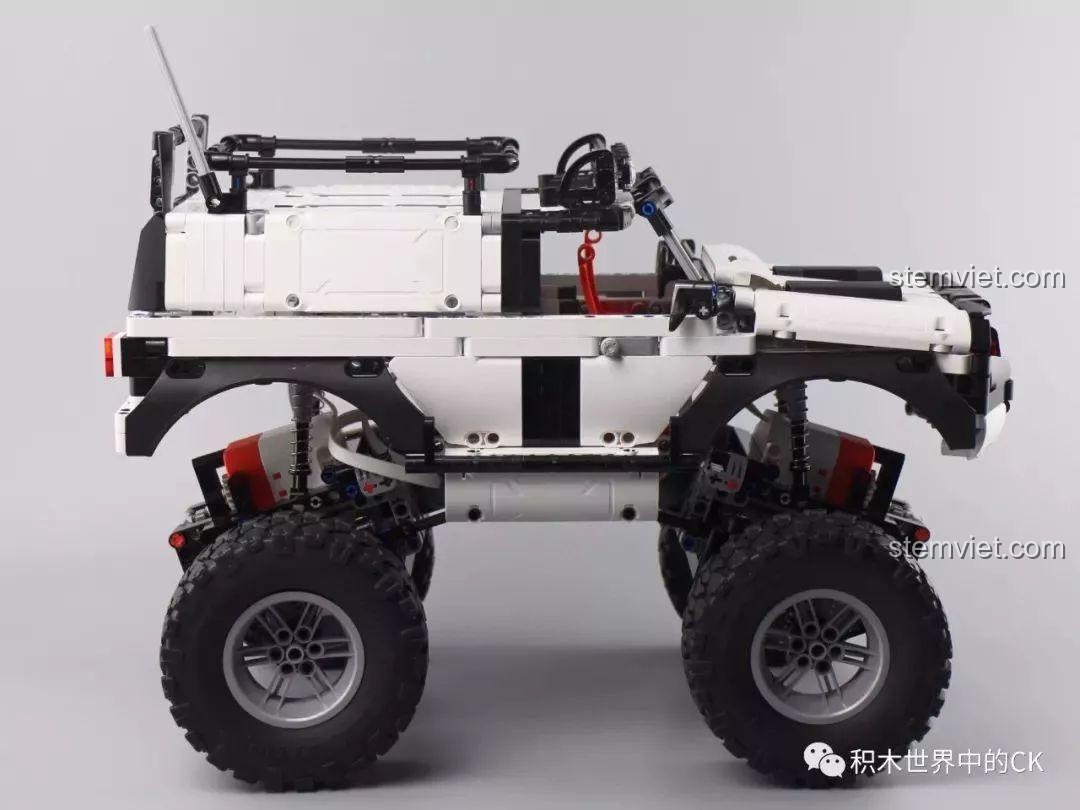 Toàn cảnh bên hông của Xe Địa Hình 4 Bánh Chủ Động Thông Minh, thể hiện tỷ lệ và thiết kế tổng thể.