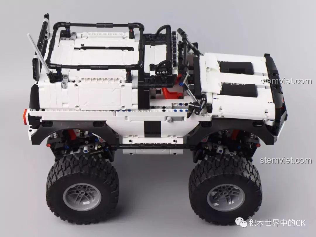 Góc nhìn từ trên cao xuống Xe bán tải địa hình Xiaomi, cho thấy thiết kế nóc xe, mui xe và nội thất bên trong.