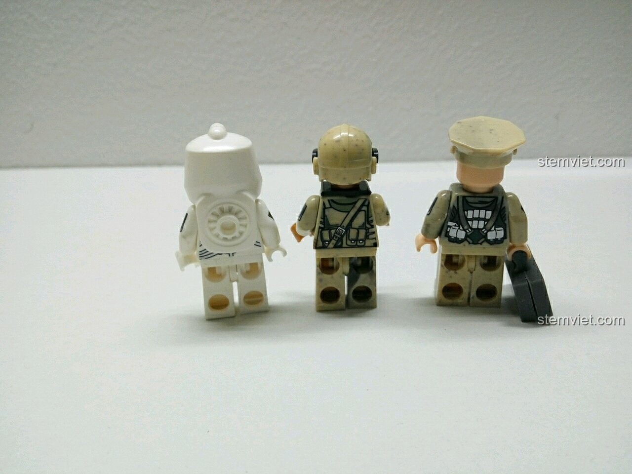 Mặt sau của ba minifigure lính từ bộ Xingbao XB-06013, cho thấy chi tiết in ấn trên lưng và chân.