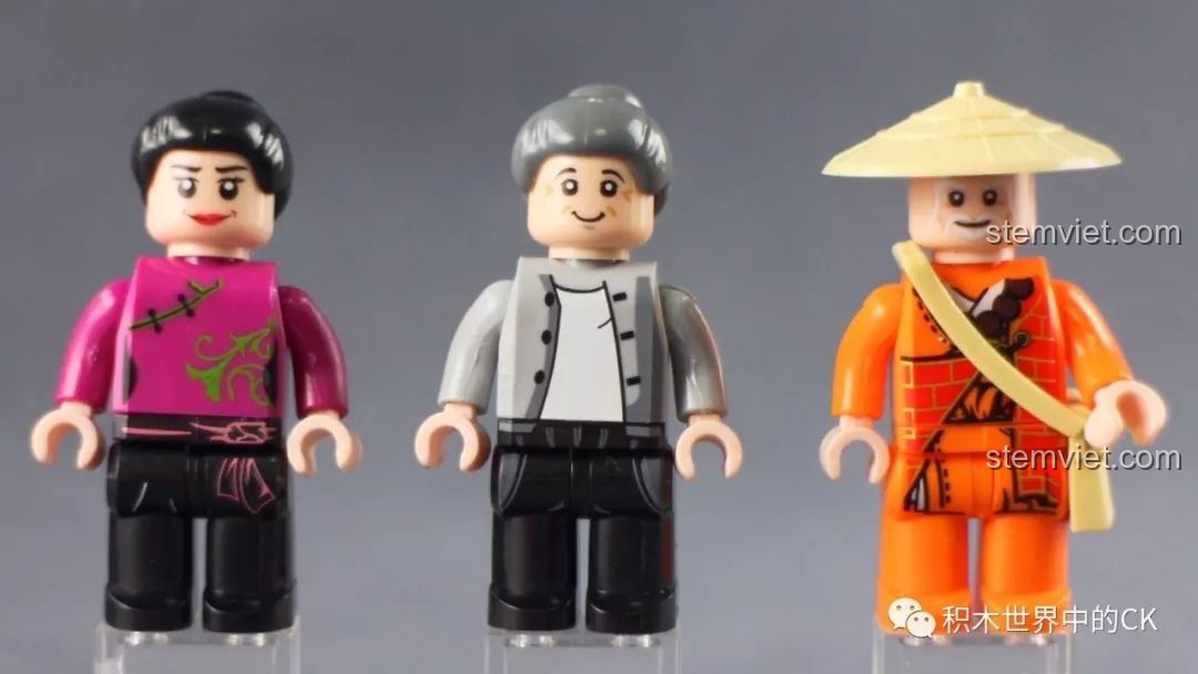 Các minifigures Bà chủ quán, Thực khách và Cao tăng trong bộ lắp ráp XINGBAO 1022 Vạn Phúc Khách Sạn.