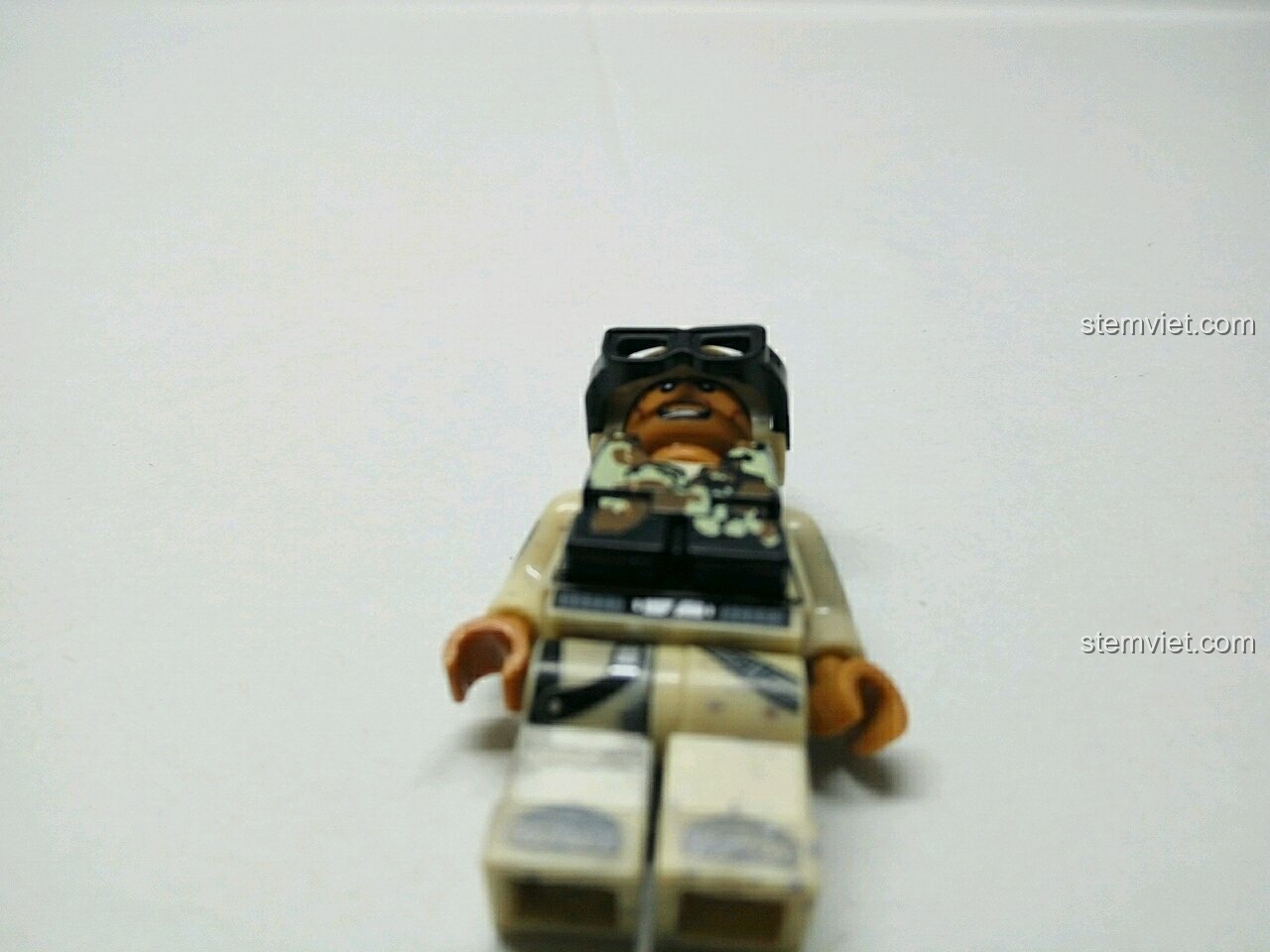 Minifigure lính với kính mắt được chụp từ góc thấp, làm nổi bật chi tiết mũ và trang phục.