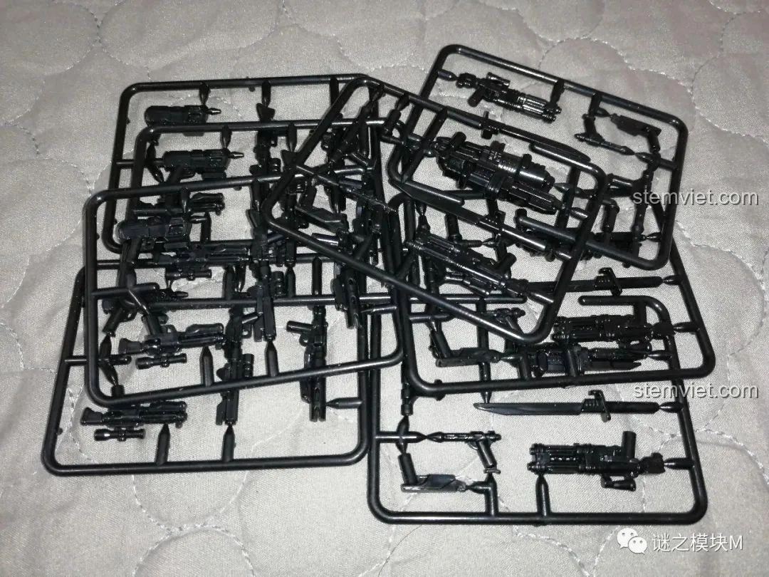 Ảnh tổng hợp các tấm vỉ vũ khí của bộ 8 minifigure XINH X0300 Clone Trooper, cho thấy sự phong phú về trang bị - cảm nhận XINH 0300 Minifigure Clone Trooper.