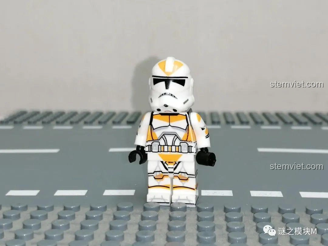 Ảnh cận cảnh mặt bên minifigure 212th Attack Battalion Trooper từ bộ XINH X0300, cho thấy chi tiết in ấn ở tay và hông - cảm nhận XINH 0300 Minifigure Clone Trooper.