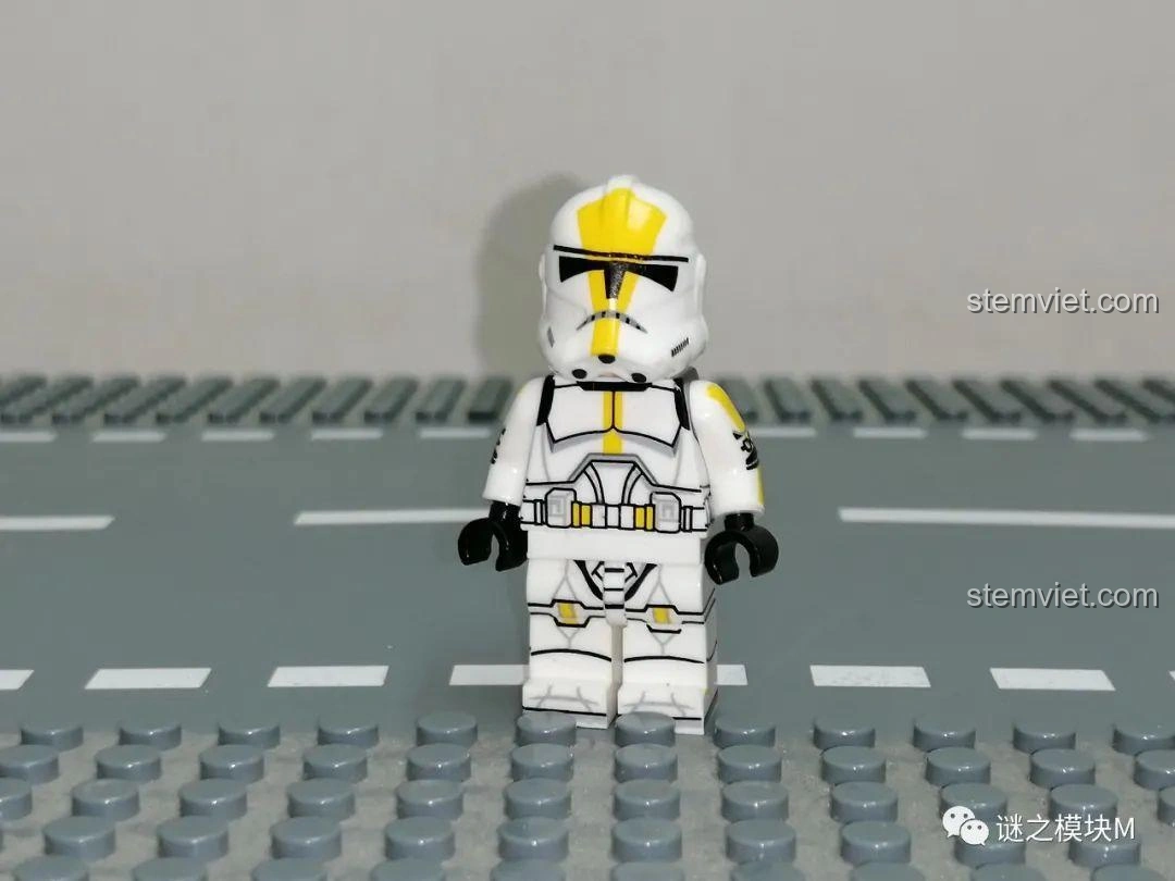 Ảnh cận cảnh mặt bên minifigure 501st Legion Sergeant từ bộ XINH X0300, cho thấy chi tiết in ấn ở tay và hông - cảm nhận XINH 0300 Minifigure Clone Trooper.