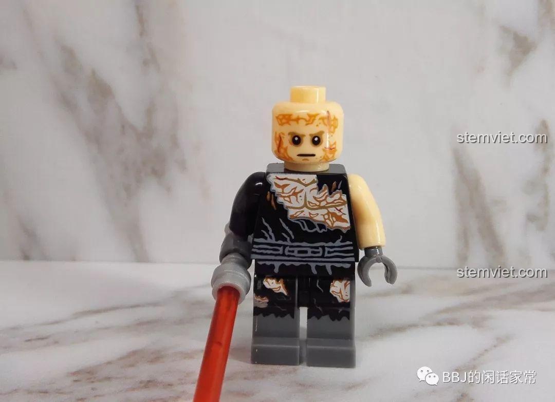 Minifigure Anakin Skywalker phiên bản chiến đấu từ bộ XINH X0144 Star Wars, mạnh mẽ và đầy khí chất.