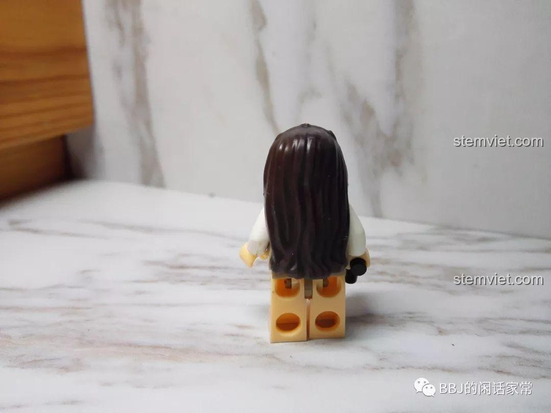 Mặt sau minifigure Công chúa Leia trong bộ XINH X0144 Star Wars, cho thấy chi tiết tóc và trang phục.