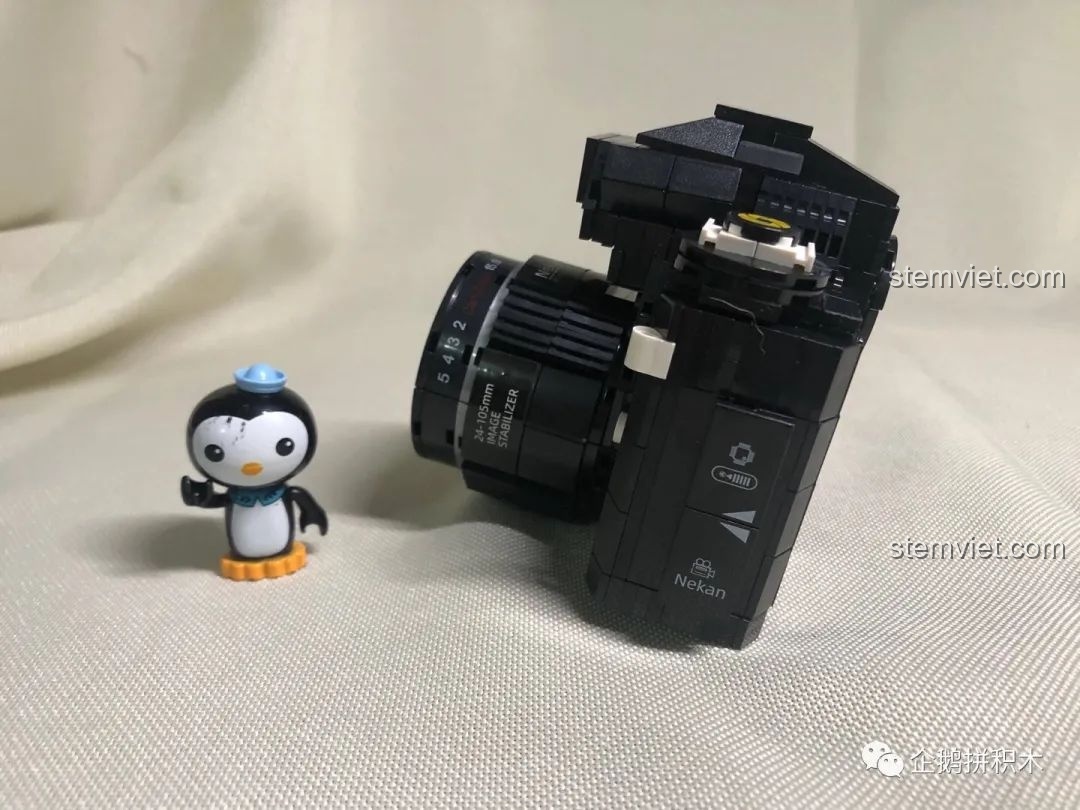 Cầm trên tay mô hình Máy Ảnh Kỹ Thuật Số Nekan FY2A LR129 (00844), cho thấy kích thước thực tế và độ chi tiết.