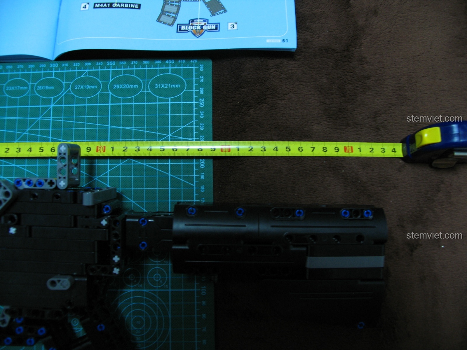 Cảm giác cầm trên tay mô hình súng M4A1 CaDA C81005 rất chắc chắn và ấn tượng.