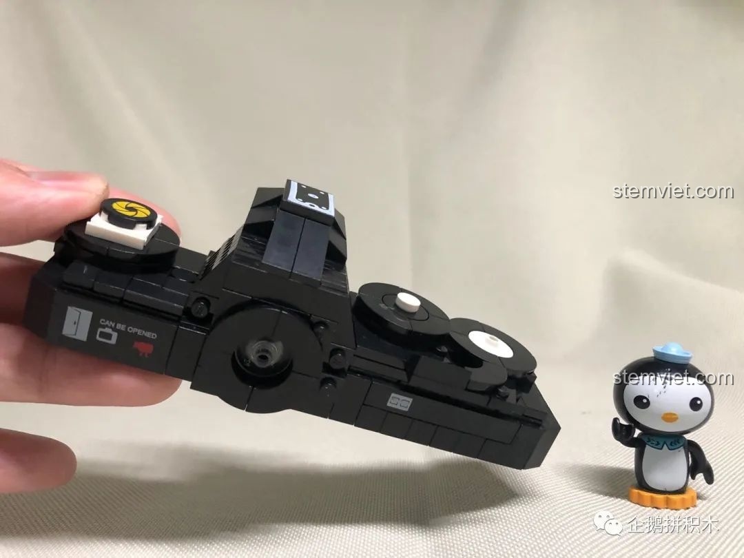 Cầm trên tay phần thân máy ảnh lắp ráp Nekan FY2A LR129 (00844), cho thấy kích thước thực tế.