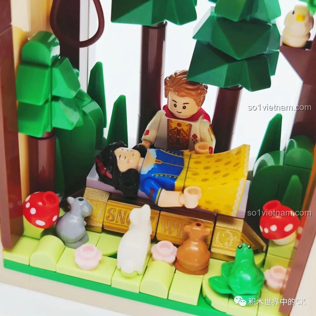 Cận cảnh Nàng Bạch Tuyết đang ngủ và Hoàng tử bên cạnh trong khu rừng của bộ lắp ghép Wekki 506183.