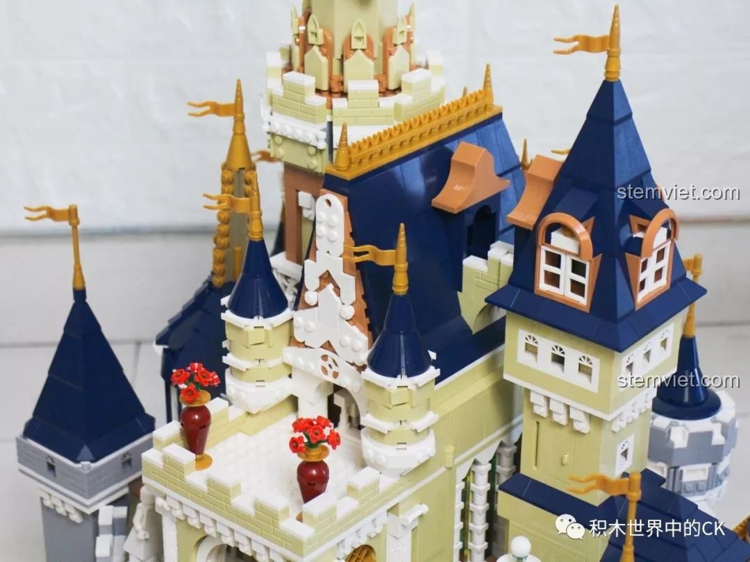 Cận cảnh ban công và các chậu hoa đỏ rực rỡ trên mô hình Lâu đài Disney Mould King 13132.