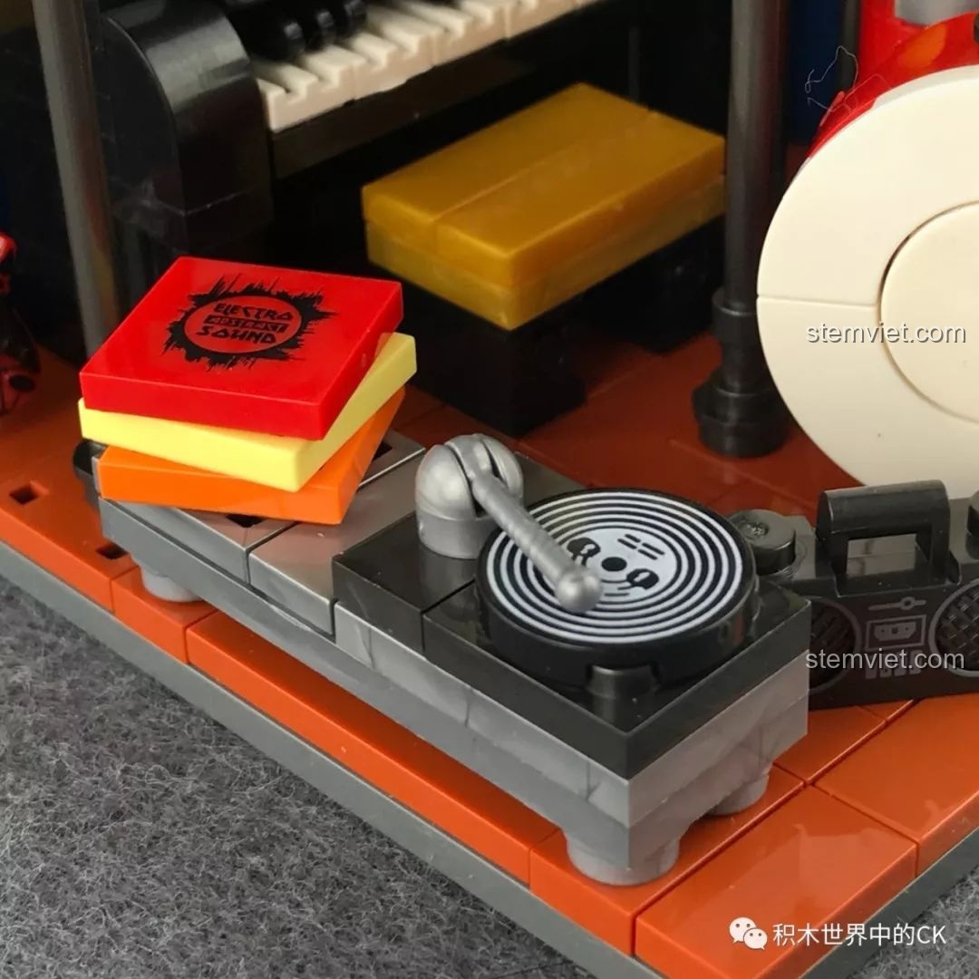 Cận cảnh bàn xoay đĩa than và radio cassette trong bộ lắp ráp phòng thu âm XB-01402-C.