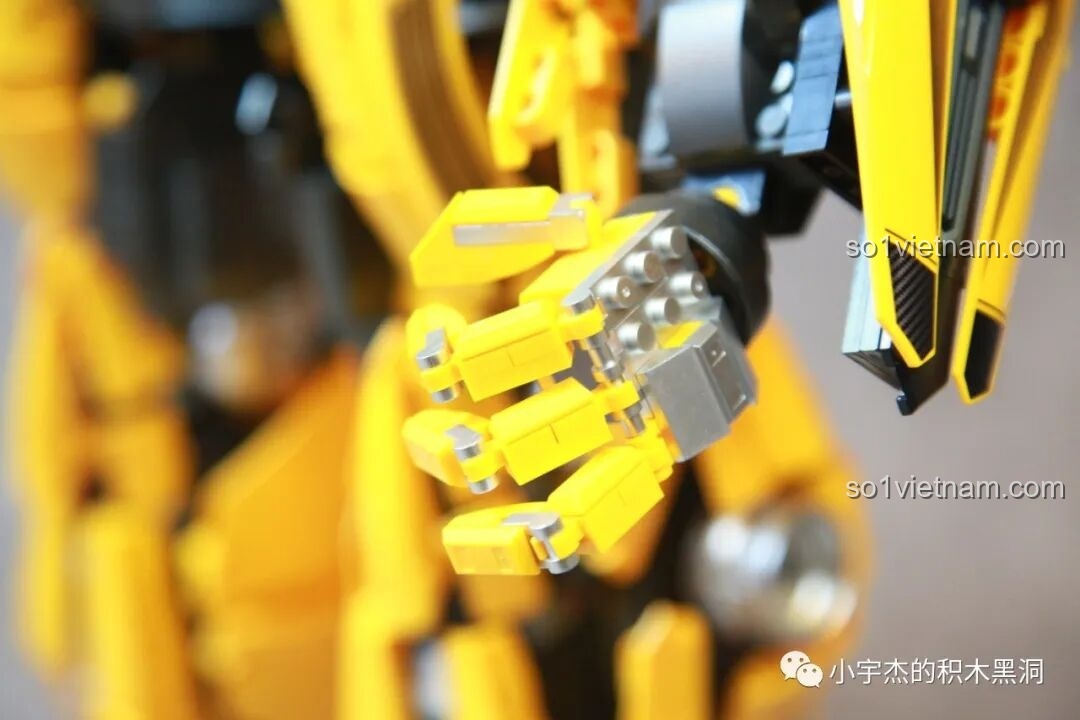 Cận cảnh bàn tay của robot Bumblebee với các ngón tay có khớp riêng, cho phép tạo nhiều dáng tay khác nhau.