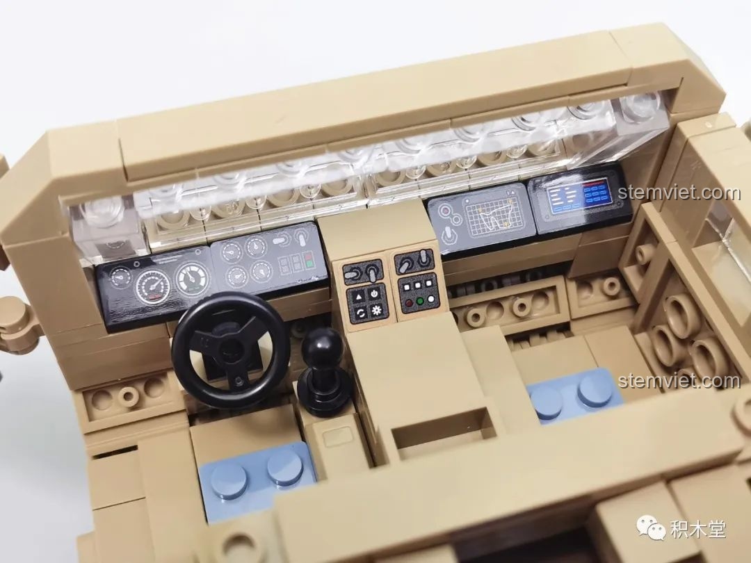 Cận cảnh bảng điều khiển chi tiết bên trong cabin của bộ lắp ráp Xe vận tải chiến thuật hạng nặng M983.