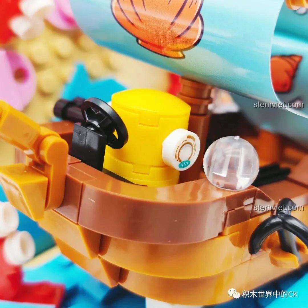 Cận cảnh bánh lái và các chi tiết nhỏ trên thuyền của bộ lắp ghép Thuyền buồm phiêu lưu KY7069, thể hiện sự tinh tế và tỉ mỉ.