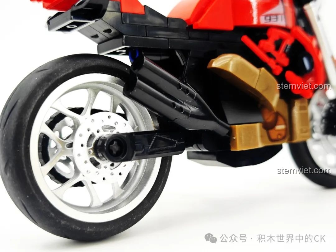 Cận cảnh bánh sau và hệ thống truyền động của mô hình SEMBO 714552, một bộ phận quan trọng cho bé tìm hiểu.