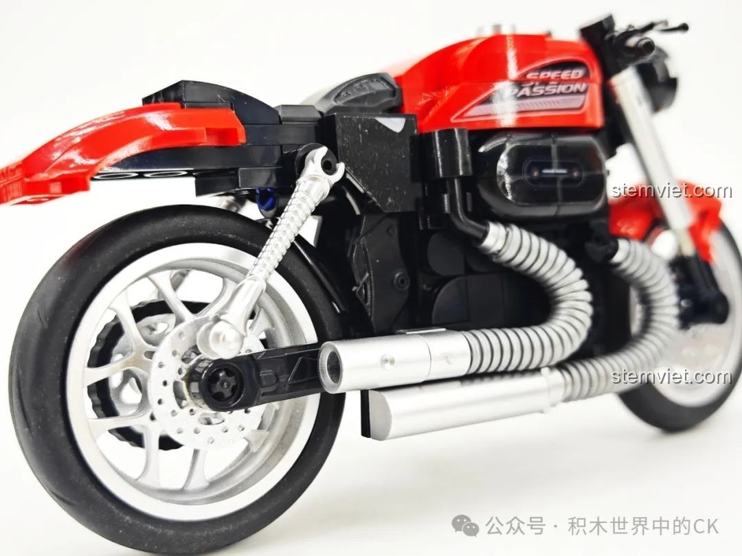 Cận cảnh bánh sau và ống xả của mô hình SEMBO 714554, hoàn thiện vẻ ngoài cổ điển và lịch lãm.