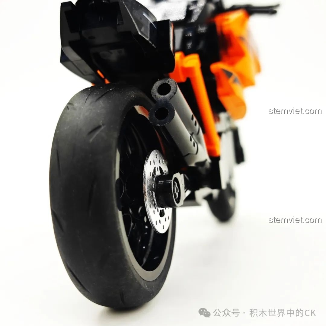 Cận cảnh ống xả kép và bánh sau của mô hình SEMBO 714555, hoàn thiện vẻ ngoài mạnh mẽ và gọn gàng.