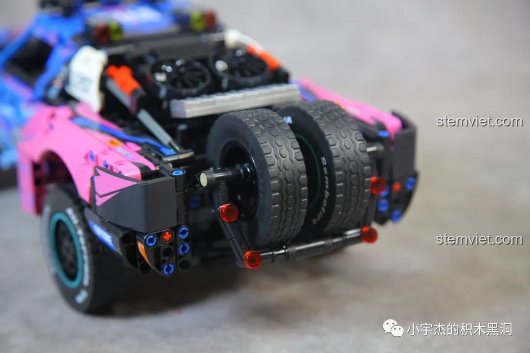 Cận cảnh chi tiết hai bánh sơ cua ở đuôi xe SEMBO 715006.