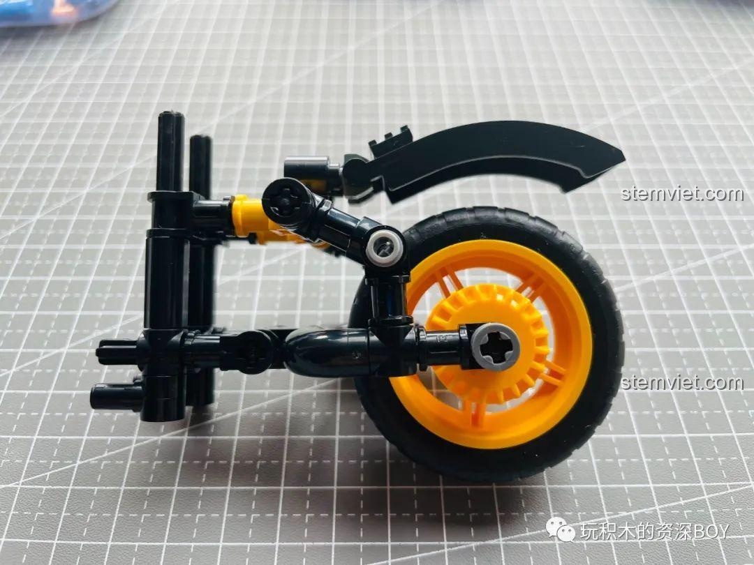 Cận cảnh bánh trước và hệ thống phanh của bộ lắp ráp xe điện ZHEGAO QL1268.