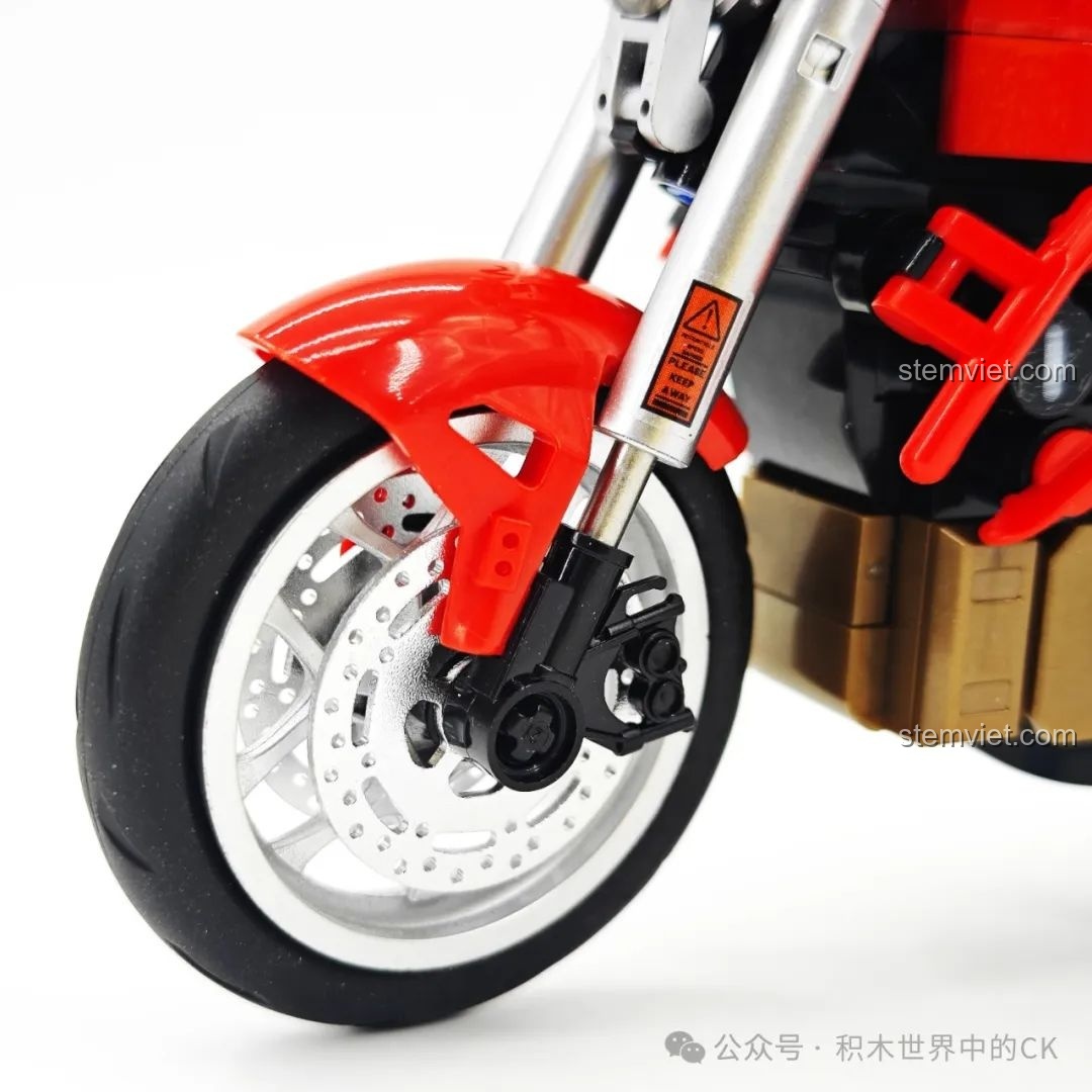 Cận cảnh bánh trước và hệ thống phanh đĩa của mô hình SEMBO 714552, một chi tiết đáng tiền cho bé trai khám phá.