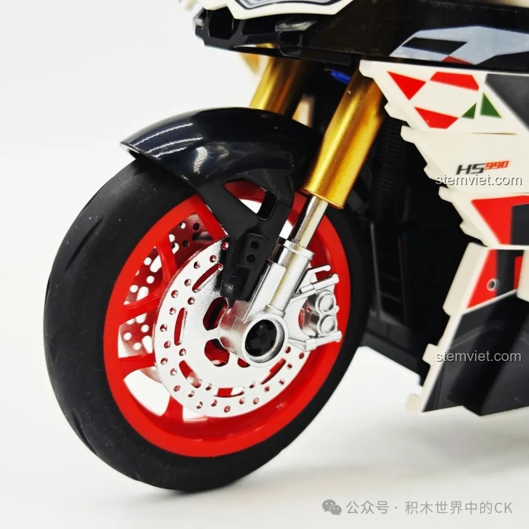 Cận cảnh bánh trước và phanh đĩa của mô hình SEMBO 714553, giúp bé trai tìm hiểu về cấu tạo xe.
