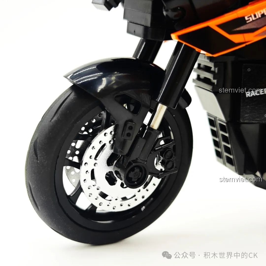 Cận cảnh bánh trước và phanh đĩa của mô hình SEMBO 714555, phù hợp với một chiếc xe địa hình cho bé trai.
