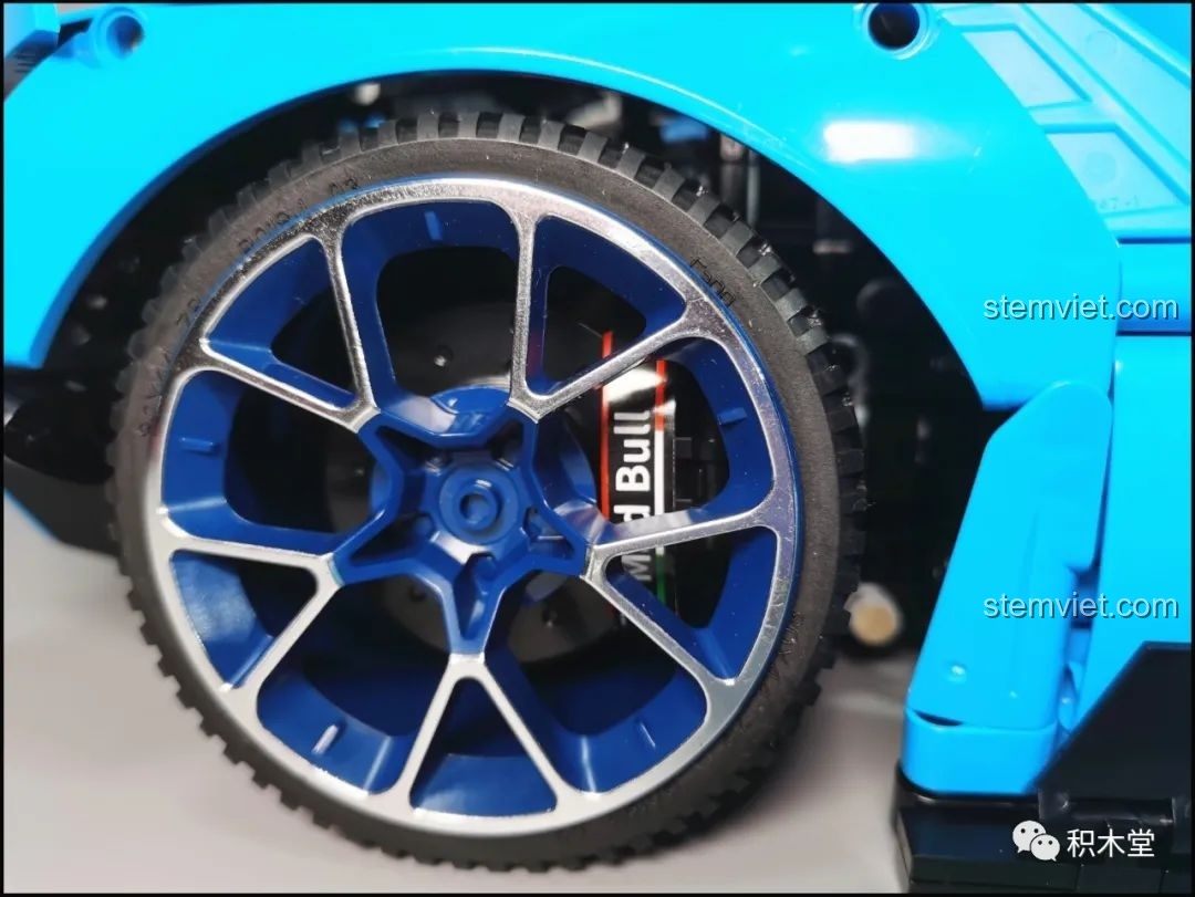 Cận cảnh bánh xe và kẹp phanh của bộ lắp ráp CaDA C 61041 tiết kiệm.