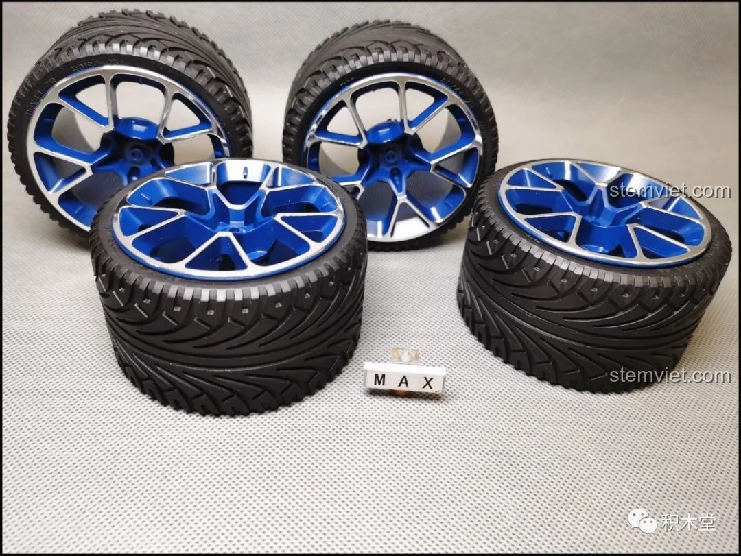 Cận cảnh bộ bốn bánh xe và lốp của Xe đua Lamborghini Centenario C61041 giá hời, thiết kế đẹp mắt.