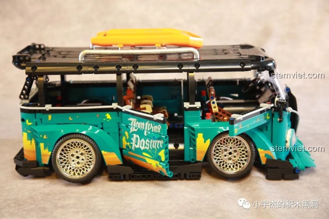 Cận cảnh bánh xe mạ chrome lấp lánh của bộ lắp ráp K Box 10510, một chi tiết thiết kế đắt giá.