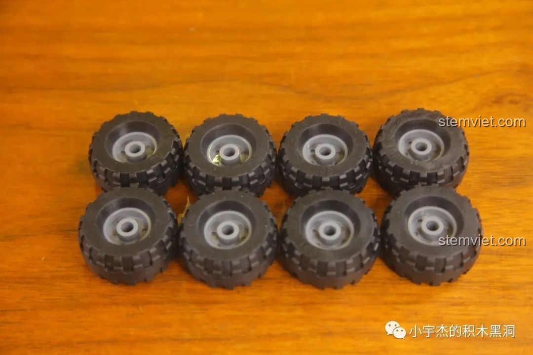 Cận cảnh 8 bánh xe của xe vận tải GUDI 10803, chất liệu cao su chất lượng.