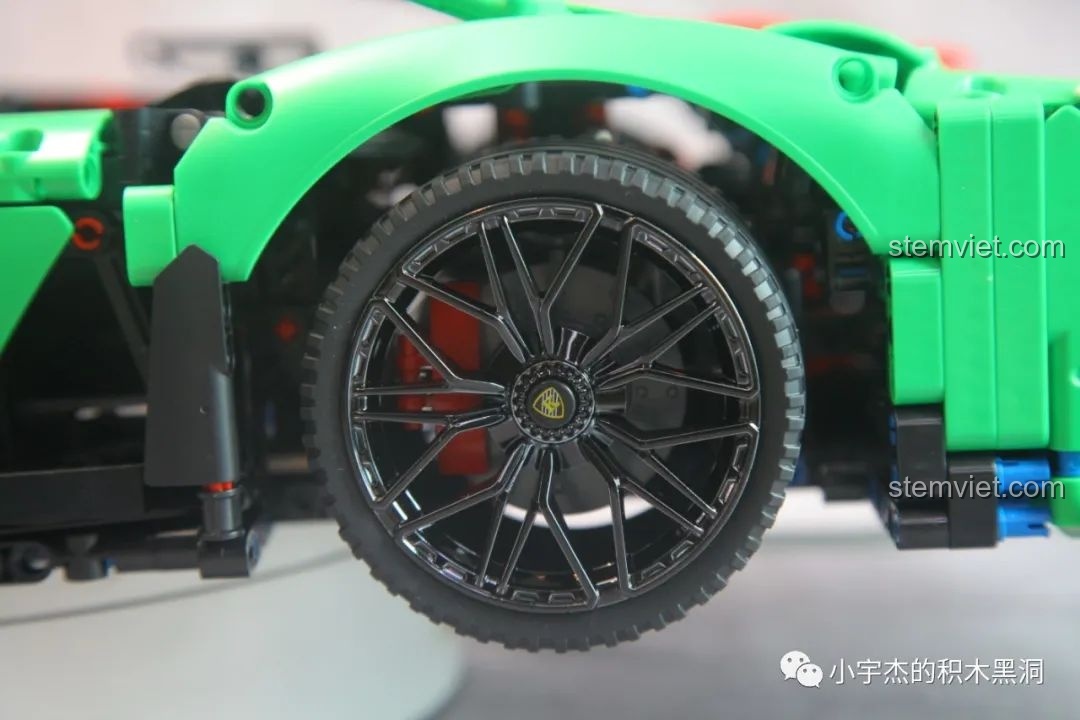 Cận cảnh bánh xe mạ chrome của mô hình K-box 10222, với thiết kế mâm xe đa chấu phức tạp và logo ở trung tâm.