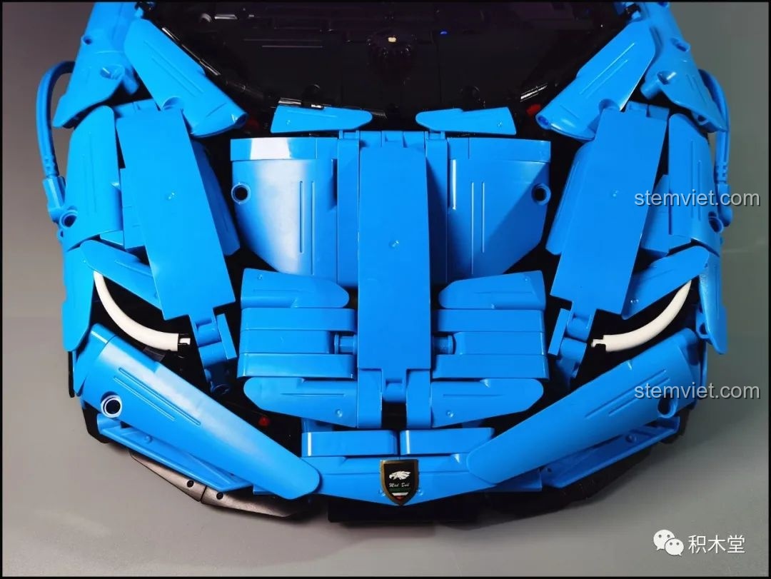 Cận cảnh bánh xe và kẹp phanh với sticker 'Mad Bull' của bộ lắp ráp CaDA C 61041 tiết kiệm.