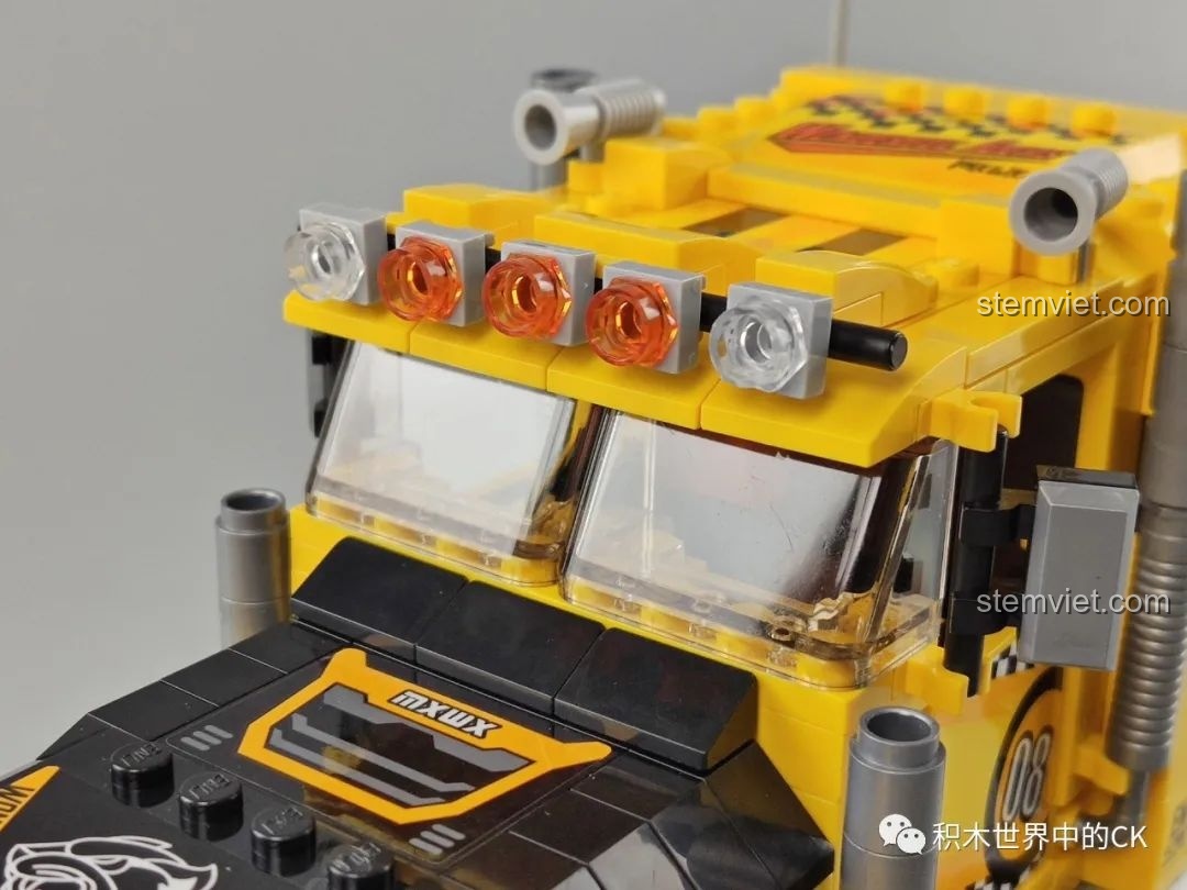 Cận cảnh bánh xe và vòm bánh của mô hình Xe Đầu Kéo Hạng Nặng QMAN 42108.