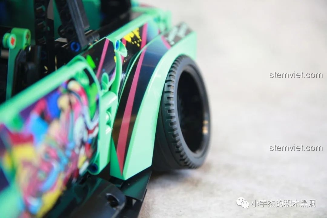 Cận cảnh bánh xe sau của mô hình K-Box 505, cho thấy độ khít giữa lốp và vè xe.