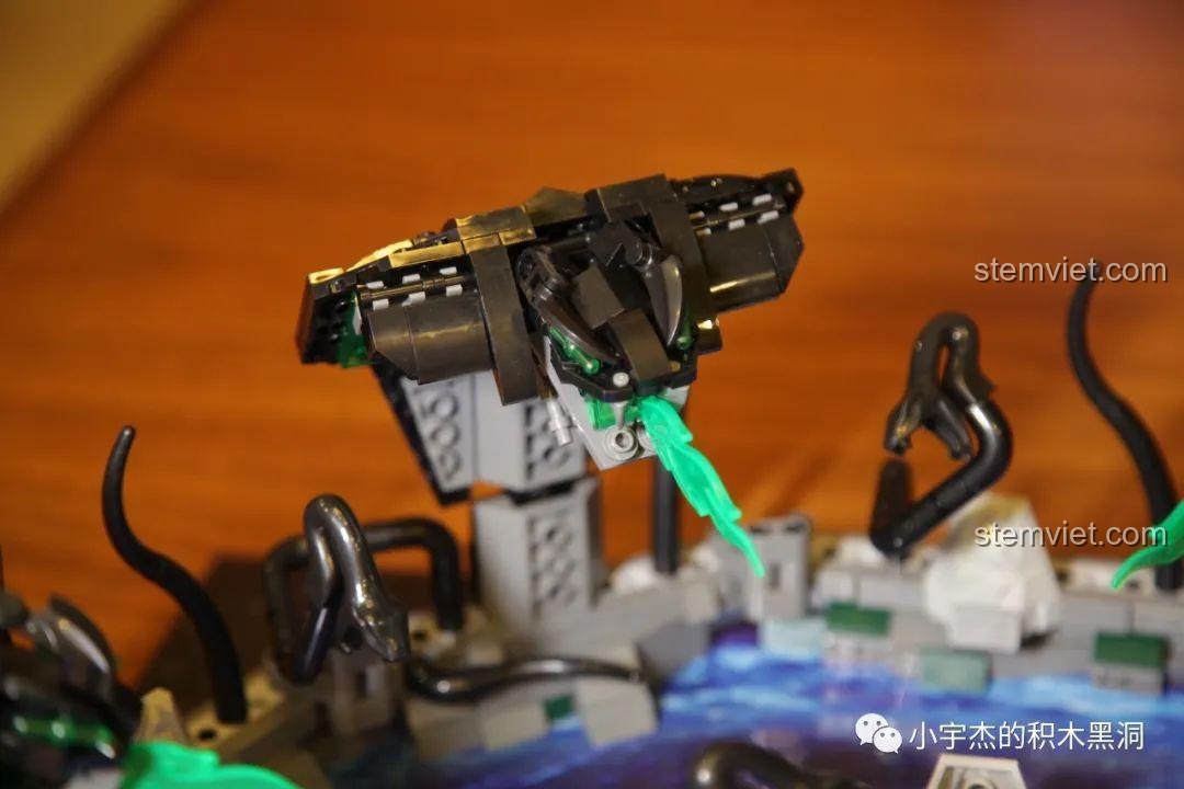 Cận cảnh chi tiết bệ đá trung tâm của đồ chơi mô hình phim tiên hiệp cho trẻ em từ 9 tuổi.