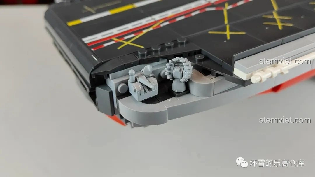 Cận cảnh bệ vũ khí của bộ lắp ghép Hàng Không Mẫu Hạm Sơn Đông SEMBO202001