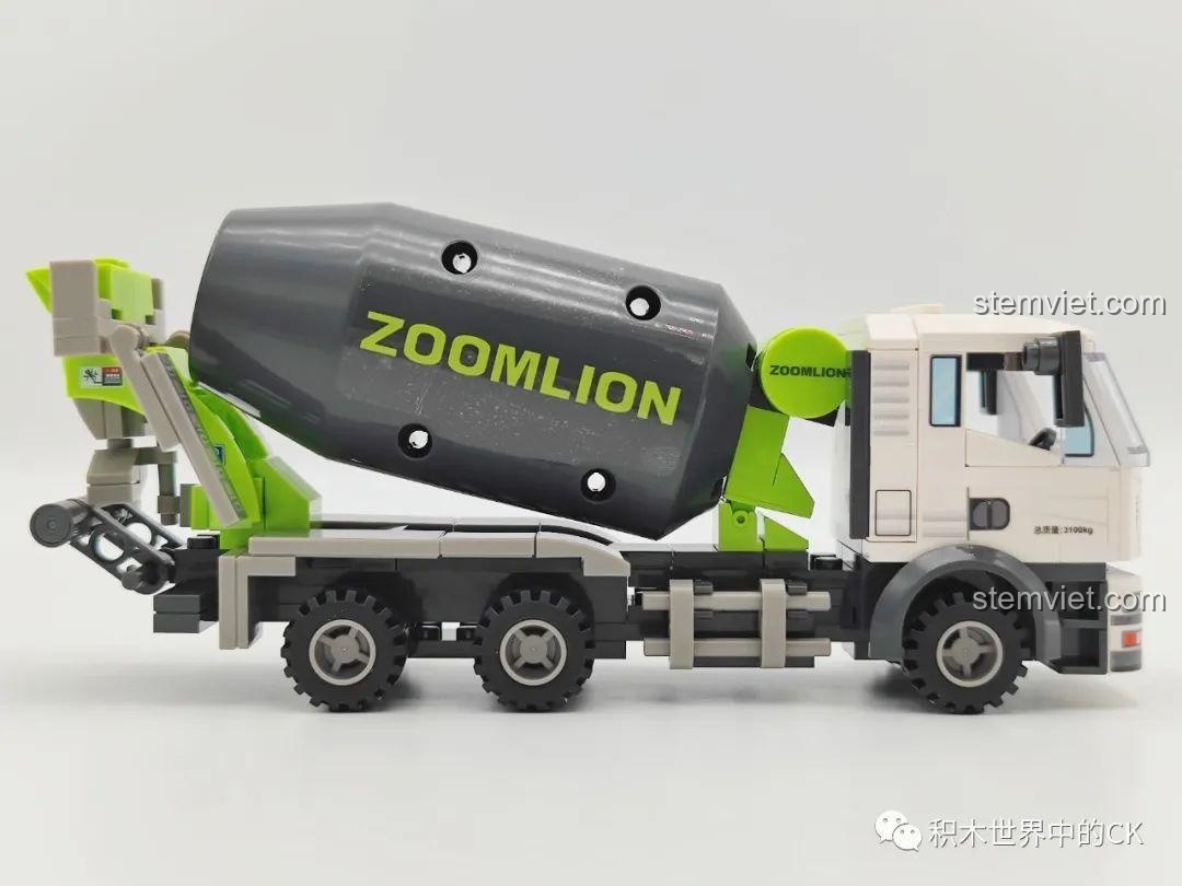 Cận cảnh bên hông mô hình xe trộn bê tông SEMBO 705100 Zoomlion, chi tiết bậc lên xuống và bình nhiên liệu, tăng tính chân thực.