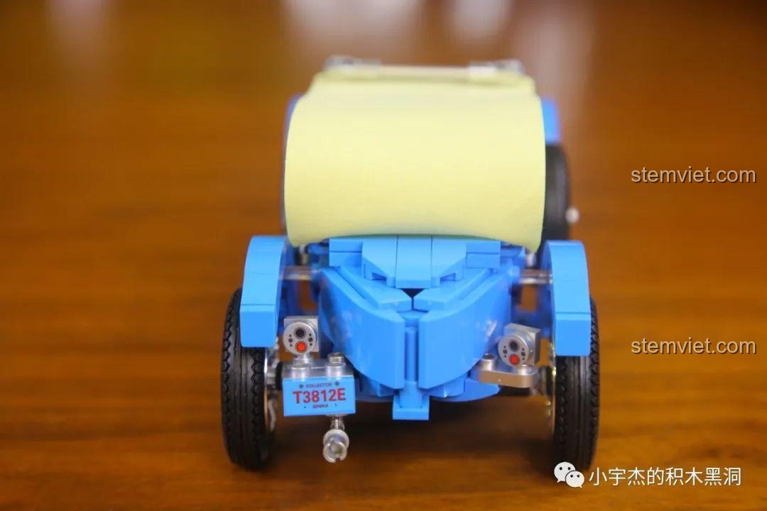 Cận cảnh đuôi xe Bugatti T38A với biển số T3812E, một sự đánh đổi giữa độ chi tiết và sự chắc chắn của kết cấu.